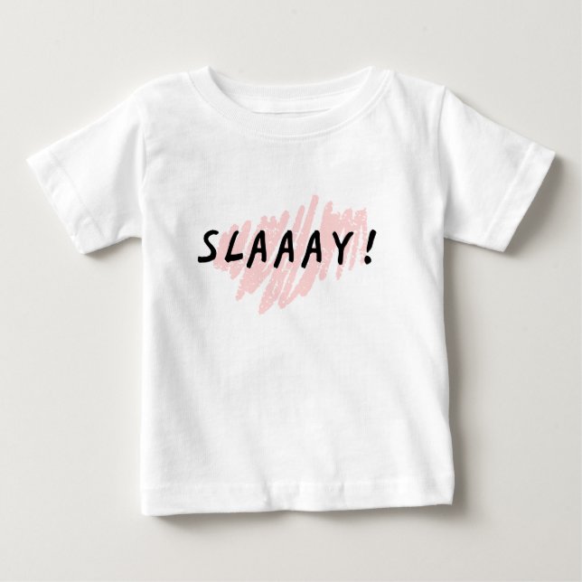 Baby T-Shirt ”SLAY” Hjärt Bak (Framsida)