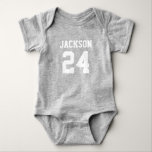Baby Team Jersey Number och Monogram T Shirt<br><div class="desc">Pressa din lilla fläkt i laganda med den här personligen baby-kroppsdräkten eller småbarn t-shirt! Lägg till ditt barns namn- och jersey-nummer för att skapa en minispeldagskurs som passar hela familjen. Använda verktyg för att anpassa färg för ditt favoritlag - perfekt för fotboll, basket, baseboll eller någon sport. Gör en underbar...</div>