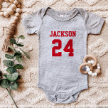 Baby Team Jersey Number och Monogram T-shirt<br><div class="desc">Pressa din lilla fläkt i laganda med den här personligen baby-kroppsdräkten eller småbarn t-shirt! Lägg till ditt barns namn- och jersey-nummer för att skapa en minispeldagskurs som passar hela familjen. Använda verktyg för att anpassa färg för ditt favoritlag - perfekt för fotboll, basket, baseboll eller någon sport. Gör en underbar...</div>