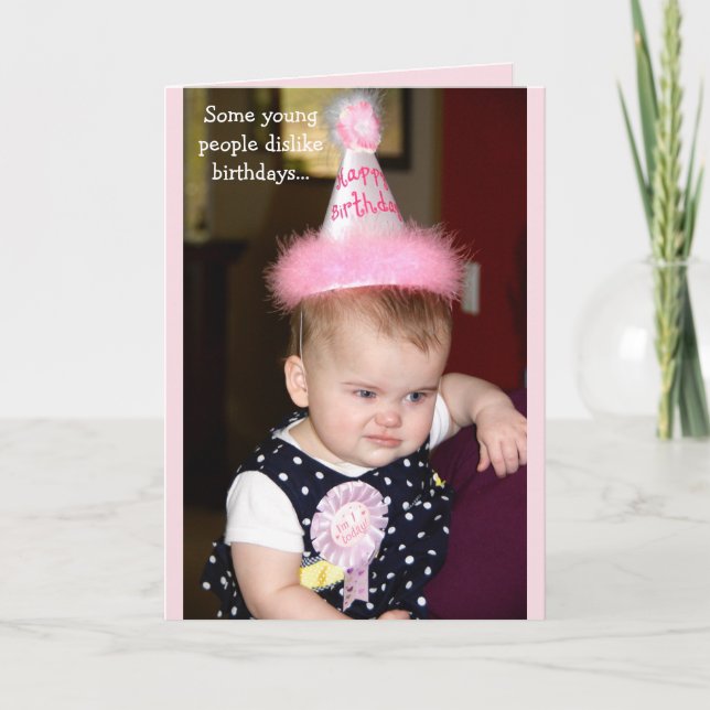 Baby tittar grumpy på henne första födelsedagsfest kort (Framsida)