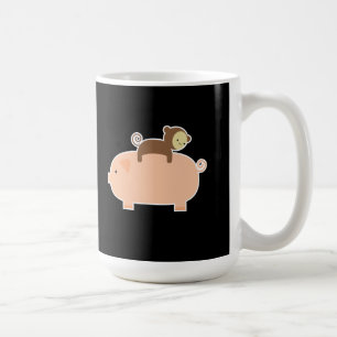 Babyapa som tillbaka rider på en gris kaffemugg