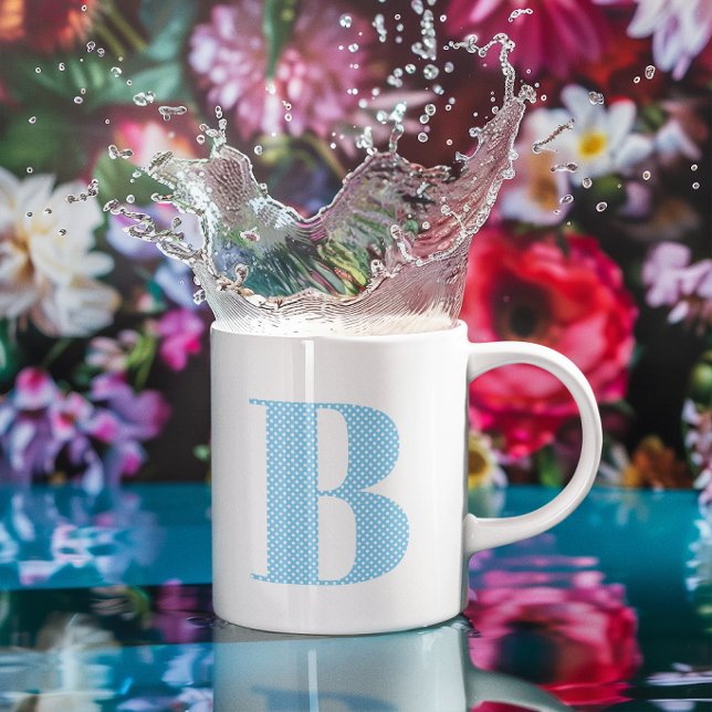 Babyblå och vit prickig monogram kaffemugg (Baby Blue and White Polka Dot Monogram Coffee Mug)