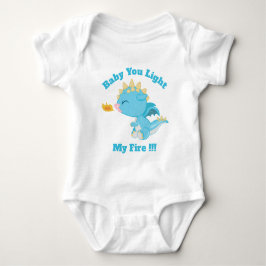 Babydrakebabyen avfyrar du att tända mitt t shirt