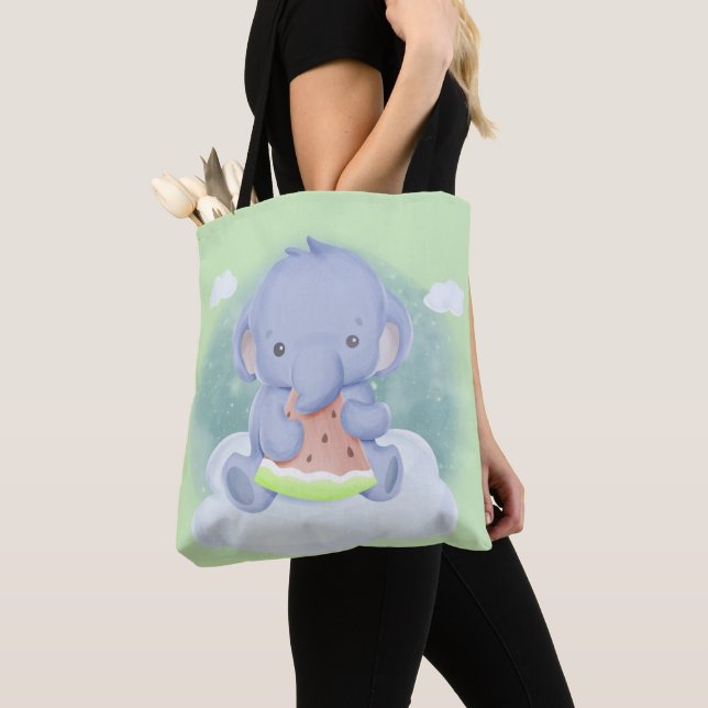 Babyelefant äter vattenmelon tygkasse (Närbild)