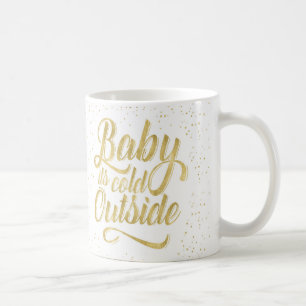 Babyen är det den kalla yttersidamuggen med snö kaffemugg