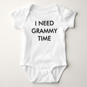 Babyen behöver Grammy T Shirt