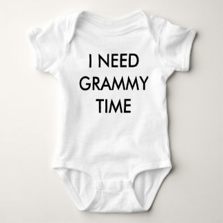 Babyen   behöver Grammy T Shirt