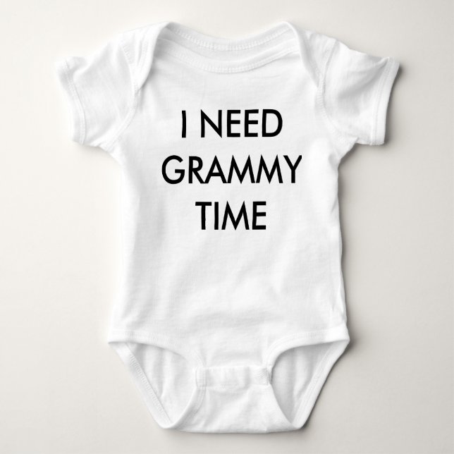 Babyen   behöver Grammy T Shirt (Framsida)