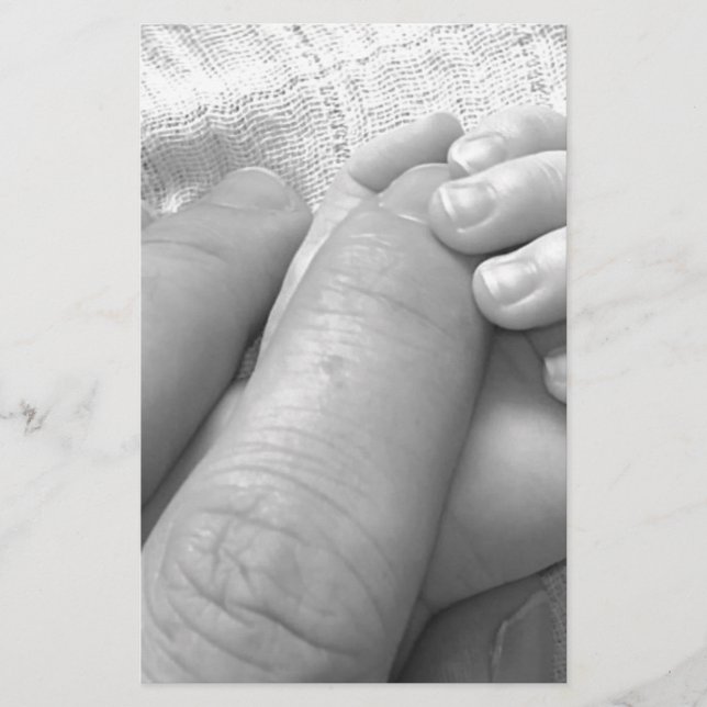 Babyen räcker fingerhänder som den gripa hållen (Framsida)