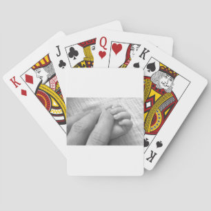 Babyen räcker fingerhänder som den gripa hållen spel kort