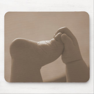 Babyen räcker & foten musmatta