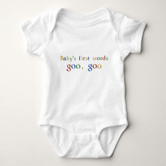 Babyen uttrycker först smeten, (den tillbaka) t-shirt