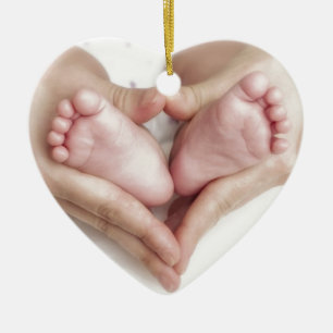 Babyfot i morhänder julgransprydnad keramik