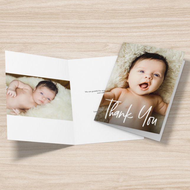 Babyfoto med modern Anpassningsbar i skript Tack Kort (Baby shower thank you 2 photos Folded card.)