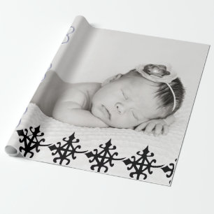 Babygåvan som slår in papper, rullar med presentpapper