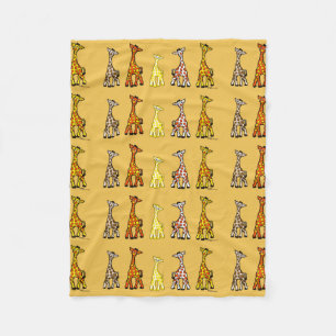 Babygiraff i en roullfilt fleecefilt