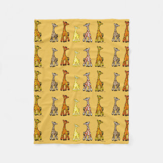 Babygiraff i en roullfilt fleecefilt