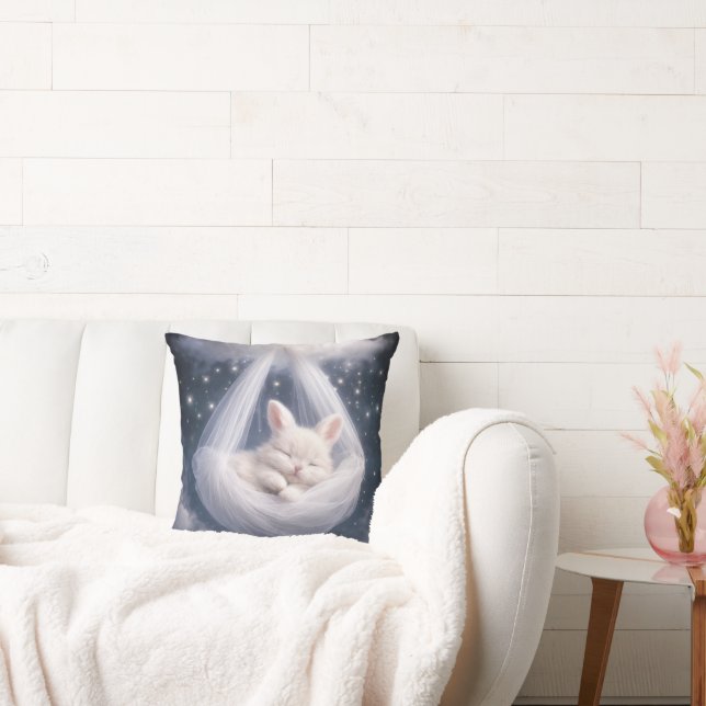 Babykanin som hänger från en tyllhammock kudde (Soffa)