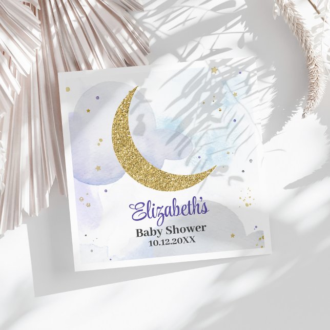Babykläder för Golden Glitter Måne Pappersservett (Golden Glitter Moon Baby Shower Napkins on a sunny white table.)