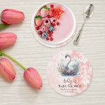 Babykläder för vacker Svan Blommigt Damask Shower Underlägg Papper Rund<br><div class="desc">Upptäck den förtjusande charmen från vår Svan Rosa Blommigt Damask Girl Baby Shower. Noggrann i elegansen hos en svan som fångades i sitt mest spännande ögonblick, vingar spred sig i en grym visning. Fintvätt av rosa lotus blommor vid förgrunden, deras petaler kysser vatten kant försiktigt mot bakgrund av den minsta...</div>