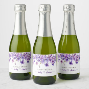 Babykläder för vår-känsliga violetta blommor