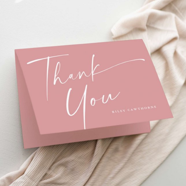 Babykläder i det moderna Eleganten Tack Kort (Simple modern handwritten script girls baby shower thank you card.)