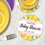 Babykläder i Modern Watercolor Lemon Träd Underlägg Papper Rund<br><div class="desc">Fira i stil med trendigets babydusch underlägg. Utformningen är enkel att anpassa med din egen formulering och din familj och dina vänner blir glada när de ser dessa fantastiska underlägg. Matchande objekt finns i samlingen.</div>