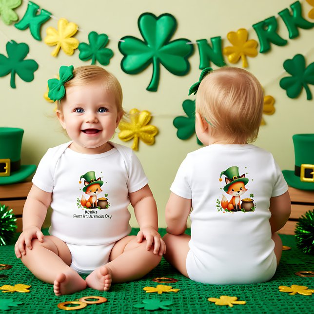 Babyns första St. Patrick's Day, Klöverknuffar T Shirt (Baby's 1st St. Patrick's Day, Clover Cuddles Baby Bodysuit)