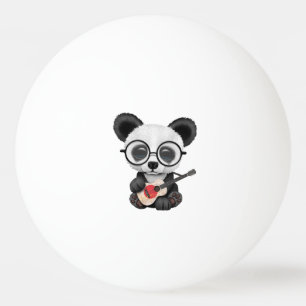 BabyPanda som leker den japanska flaggagitarren Pingisboll