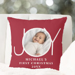 Baby's First Christmas Photo Red Kudde<br><div class="desc">This festive Baby's First Christmas Photo pillow is decorated with the word JOY on a maroon red background.
Easily customizable with your photo,  name,  and year.</div>
