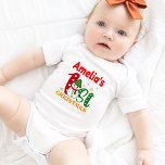 Baby's First Christmas Snowman Personlig Vit T Shirt<br><div class="desc">Fira din babys julmilstolpar i stil med denna ”Baby's First Christmas Personlig Babydräkt” med en söt snöman.</div>