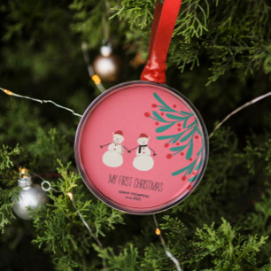 Baby's första jul - söt snömannaduo på rosa julgransprydnad metall