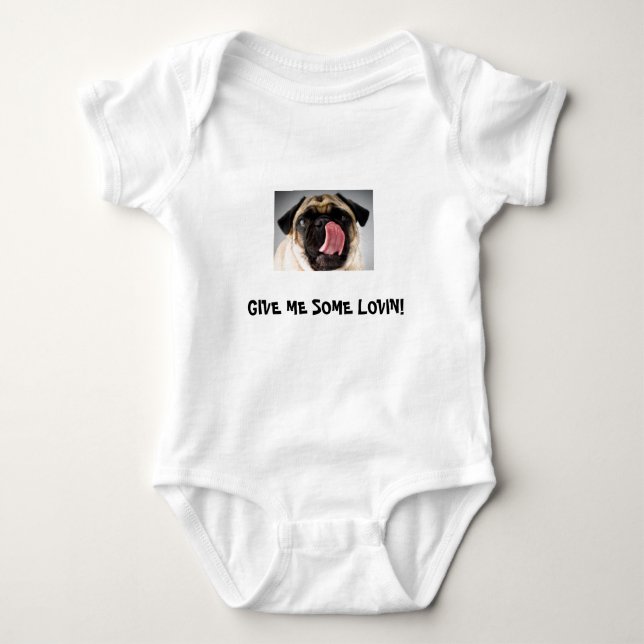 BABYSKJORTAN MED MOPS - GE MIG NÅGON LOVIN! T SHIRT (Framsida)