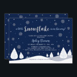 Babyskor för marin och Silver Winter Wonderland Bo Inbjudningar<br><div class="desc">Fira en speciell dag för din kära med den här söta vinterfantasinbjudan! Den här utformningen har en söt formulering "En liten snöflake är på väg" i silver glitter snöflingor. Inbjudan till perfekt för temavusdusch eller baby sprinkle.</div>