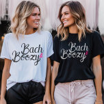 Bach & Boozy Black & Rosa Bachelorette Party T Shirt<br><div class="desc">Bach & Boozy Black och shock rosa bachelorette Party shirt. Ta en till alla dina brudtärnor.</div>