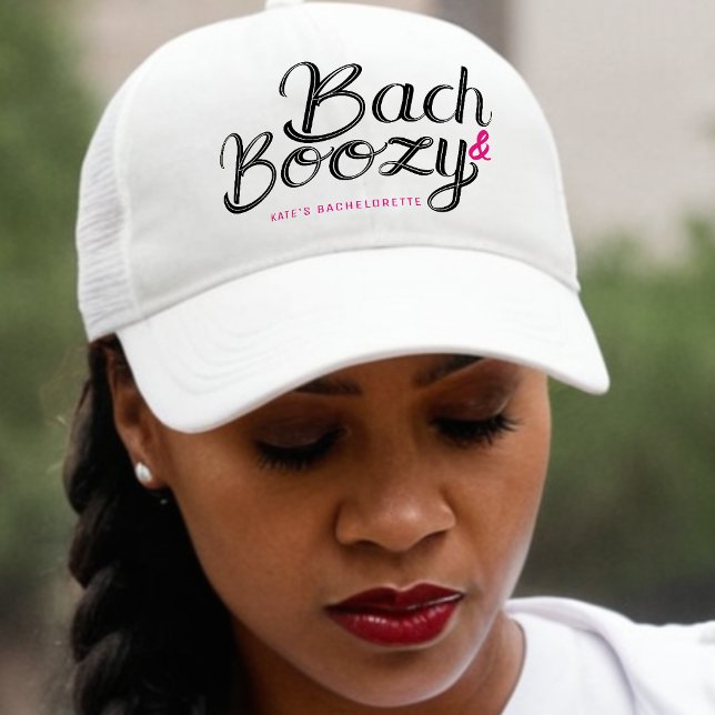 Bach & Boozy Vit och Rosa Sängvätningsparty Keps (Bach & Boozy White & Pink Bachelorette Party Trucker Hat
)