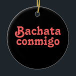 Bachata Conmigo Latin Salsa Dancing Anpassningsbar Julgransprydnad Keramik<br><div class="desc">Den latinska dans-designen säger "Bachata conmigo", som elak "Bachata with me" på spanska. Bachata är en dans som är kopplad till salsa som är mycket passionerad. Den kommer från Dominikanska republiken och blir allt populärare i klubbarna. Lägg till ditt namn eller anpassningsbar-meddelande i mallen för att anpassa. Klicka på Anpassa...</div>