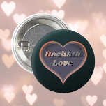 Bachata kärlek hjärta knapp<br><div class="desc">Stunning Bachata Kärlek Heart Design - Perfekt för dansentusiaster! En svart bakgrund är bakgrunden till den lila som fångar öga,  det dammiga rosa hjärtat och det gyllene brev som utmärker "Bachata Kärlek". Den här designen ger en idealisk gåva till passionerade Bachata-dansare,  instruktörer eller till och med Bachata-dans-par.</div>