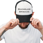 Bachelor Brigade Black and White Bachelor Party Keps<br><div class="desc">En modern svartvit design med ord "Bachelor Brigade" för marskalkarna.</div>