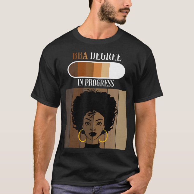 Bachelor of Business Administration BBA in Progres T Shirt (Framsida)