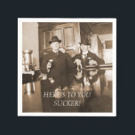 BACHELOR PARTY 1890'S MANAR BEER HERE'S 2 DU SUCKE PAPPERSSERVETT<br><div class="desc">Ett runt 1890-tal med vintage salongfotografi och manar i hudhattar ger ett underbart foto för människogrottan eller för varje presentidé. Bilden kommer från en ursprunglig celluloid-negativ och har skannats och rensats med hög upplösning. Det data till omkring 1890 och är en underbar bild för en mancave eller källare pub. Lägg...</div>