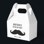 Bachelor Party Black Mustache Bröllop Presentaskar<br><div class="desc">Den här svarta mustaschen är en roligt till paket bröllopsfavoriter som du kan ge killarna,  inklusive dina marskalkar,  som en gåva från din kandidat. Anpassa med namn och kandidatens partidatum. Färg och typsnitt för bakgrund och text kan ändras så att de passar dina önskemål.</div>