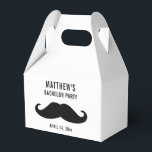 Bachelor Party Black Mustache Bröllop Presentaskar<br><div class="desc">Den här svarta mustaschen är en roligt till paket bröllopsfavoriter som du kan ge killarna,  inklusive dina marskalkar,  som en gåva från din kandidat. Anpassa med namn och kandidatens partidatum. Färg och typsnitt för bakgrund och text kan ändras så att de passar dina önskemål.</div>