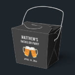 Bachelor Party Bröllop Gift Beer Cheers Presentaskar<br><div class="desc">Den här ölturen är ett roligt till paket bröllopsfavoriter som du kan ge killarna,  inklusive dina marskalkar,  som en gåva från din reklamfest. Skål för brudgummen! Anpassa med namn och kandidatens partidatum.</div>