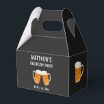 Bachelor Party Bröllop Gift Beer Cheers Presentaskar<br><div class="desc">Den här ölturen är ett roligt till paket bröllopsfavoriter som du kan ge killarna,  inklusive dina marskalkar,  som en gåva från din reklamfest. Skål för brudgummen! Anpassa med namn och kandidatens partidatum.</div>