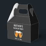 Bachelor Party Bröllop Gift Beer Cheers Presentaskar<br><div class="desc">Den här ölturen är ett roligt till paket bröllopsfavoriter som du kan ge killarna,  inklusive dina marskalkar,  som en gåva från din reklamfest. Skål för brudgummen! Anpassa med namn och kandidatens partidatum. Färg och typsnitt för bakgrund och text kan ändras så att de passar dina önskemål.</div>