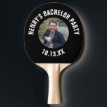 Bachelor Party Bröllop Groom Photo Pingisracket<br><div class="desc">Det här är perfektens kandidat för den grupp som kärlek ska spela pingpong! De här pingpongpaddlarna i ge är en gåva till din bachelor party eller andra bröllop-evenemang. Eller gör bara en åt dig själv! Anpassa med fotot och valfri information. Den här produkten fungerar bäst med ett vågrät-foto (dvs. liggande...</div>