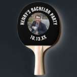 Bachelor Party Bröllop Groom Photo Pingisracket<br><div class="desc">Det här är perfektens kandidat för den grupp som kärlek ska spela pingpong! De här pingpongpaddlarna i ge är en gåva till din bachelor party eller andra bröllop-evenemang. Eller gör bara en åt dig själv! Anpassa med fotot och valfri information. Den här produkten fungerar bäst med ett vågrät-foto (dvs. liggande...</div>