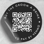 Bachelor Party Buy A Drink QR-kod Black Runt Klistermärke<br><div class="desc">En vanlig anpassningsbar svart,  "Köp Groom a Drink" Bachelor Party QR-kod runt dekal i ett modernt minimalistiskt stil med en stjärndetalj. Mallen kan enkelt uppdateras med din QR-kod och anpassningsbar,  t.ex. Sök igenom QR för att betala av Venmo. #bachelorparty #buythuseomadrink #QRcode #dekal</div>