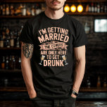 Bachelor Party Drinking Team Groom Design T Shirt<br><div class="desc">Få redo för den ultimata bachelor-bash med den här vintagen "Jag är Gifta sig,  de andra är bara här för att få rökning"-design. Perfekt för den blivande gruppen och hans party-trupp,  det för humor,  roligt och fet stil till er firande före bröllop.</div>
